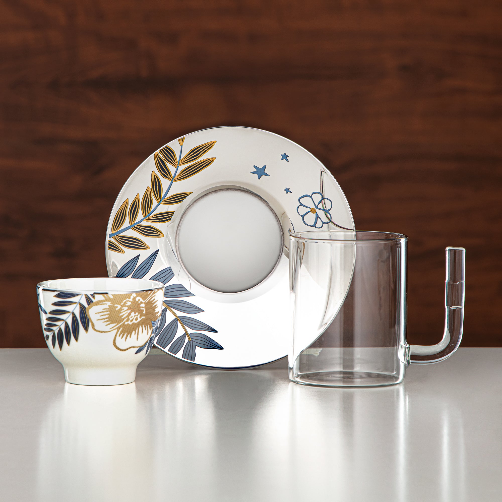 طقم ترمس المرجان وشاي مطفي فضي وذهبي قطعتان (1L + 1L) + طقم كاسات وأواني بورسلين أزرق بنقشة نباتية 18 قطعة – تقديم أنيق | مجموعة عصرية