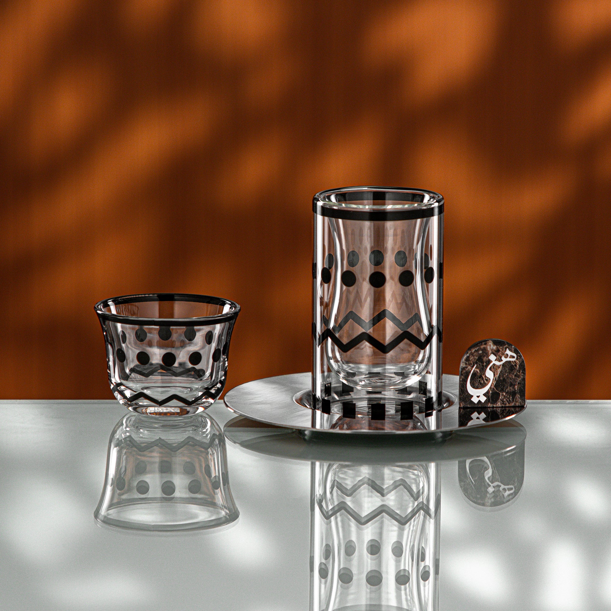 طقم شاي وقهوة المرجان ١٨ قطعة فضي لامع ورخام بني