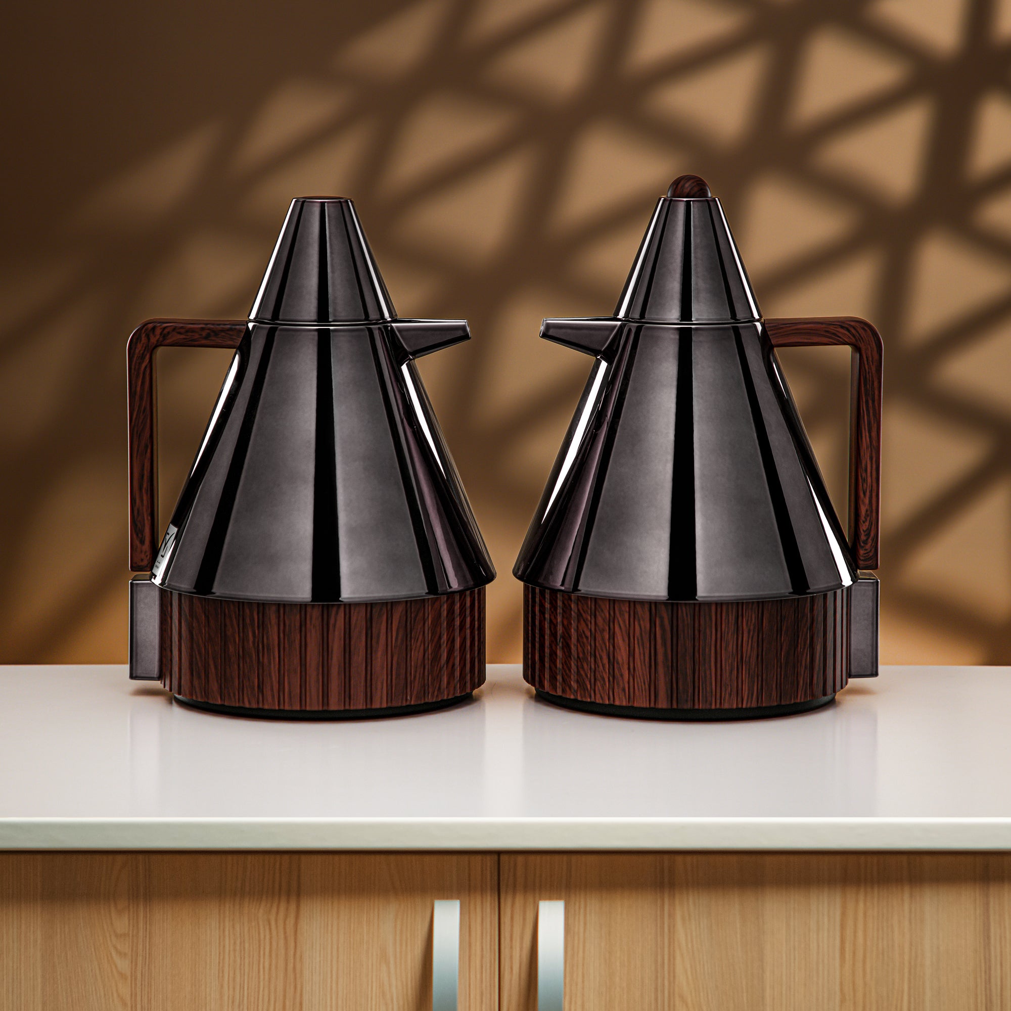 طقم ترامس المرجان 1 لتر + 1 لتر بلون أسود فحمي وخشب داكن