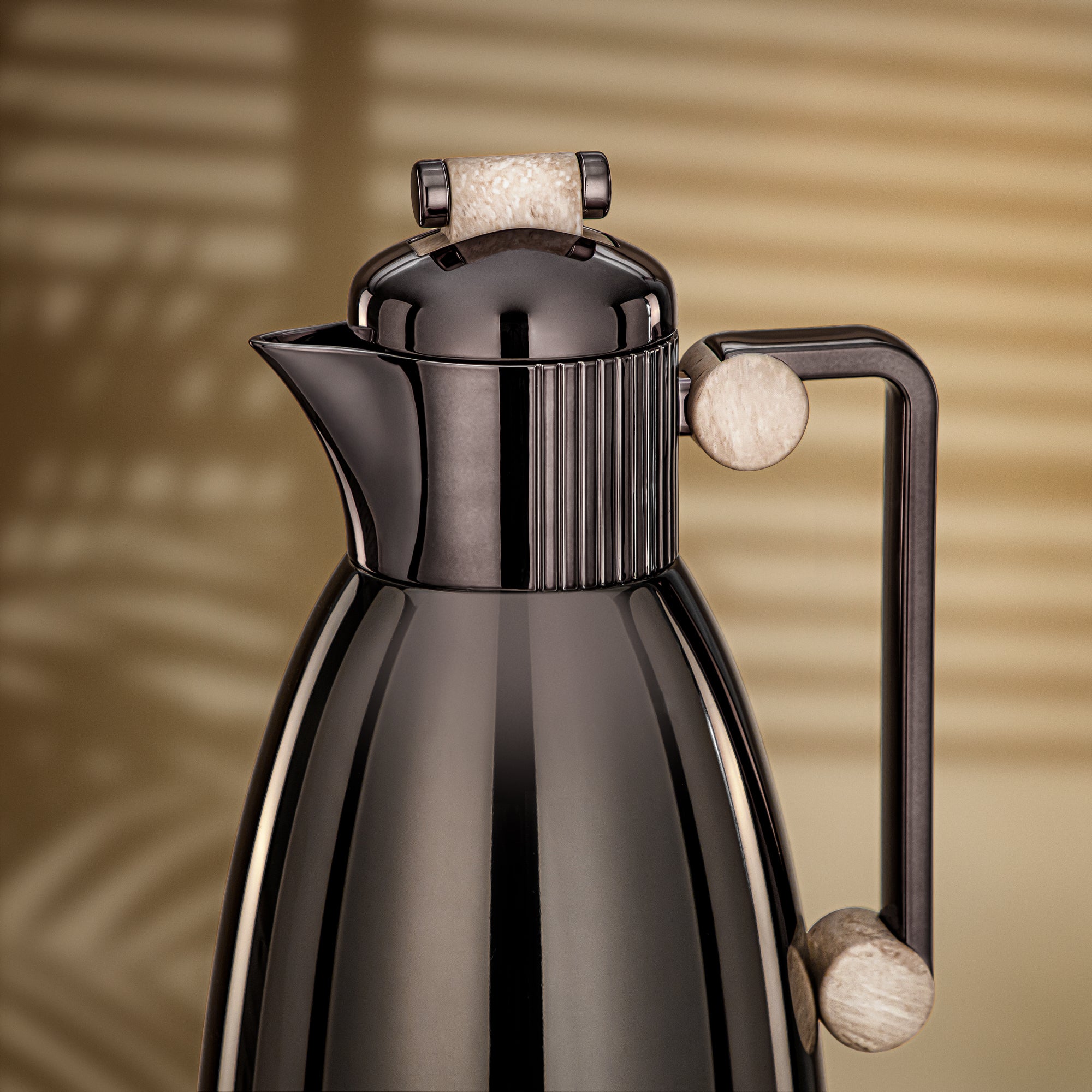 طقم ترامس المرجان 0.7 لتر و1 لتر باللون الأسود المعدني وترافرتين