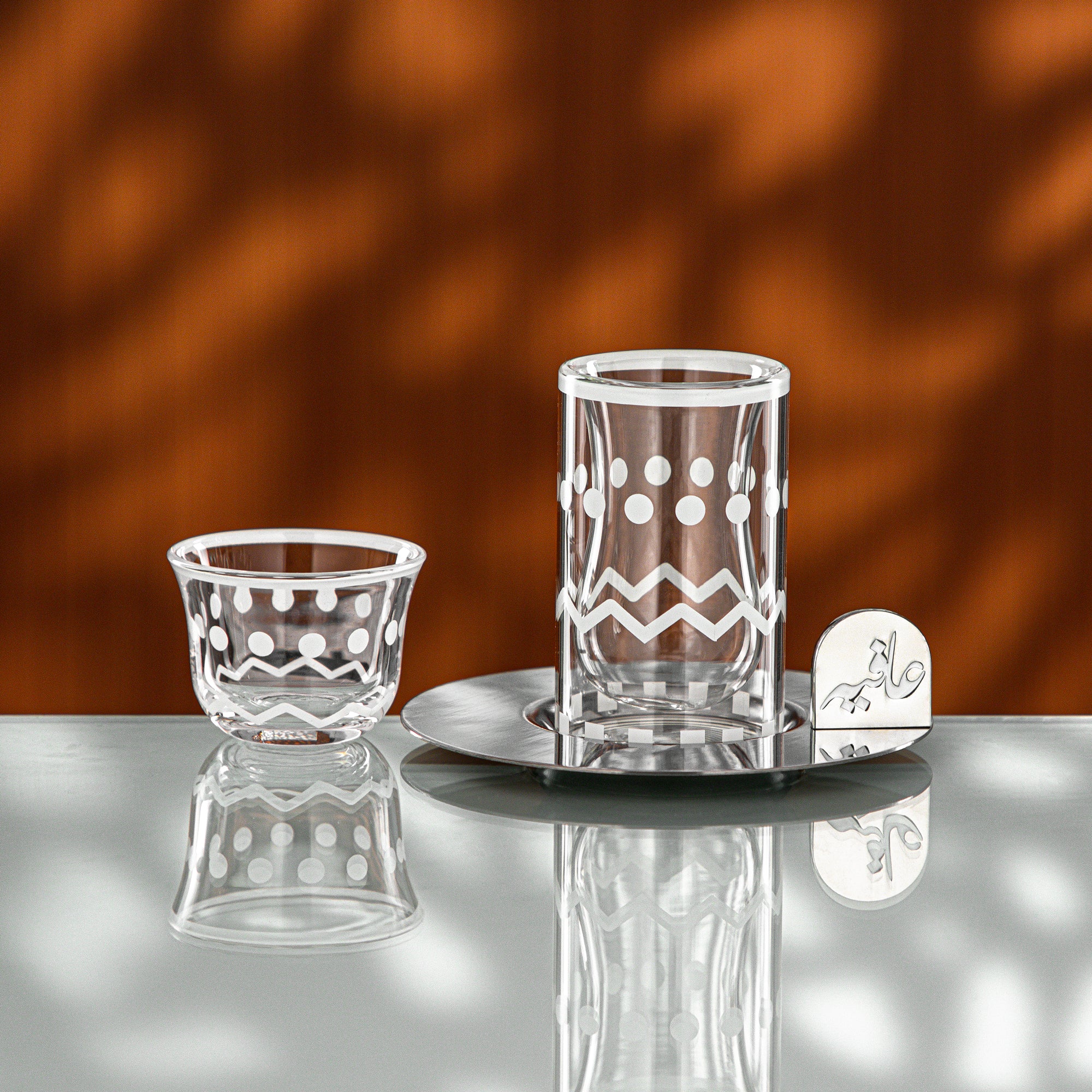 طقم شاي وقهوة المرجان 18 قطعة فضي لامع وأبيض