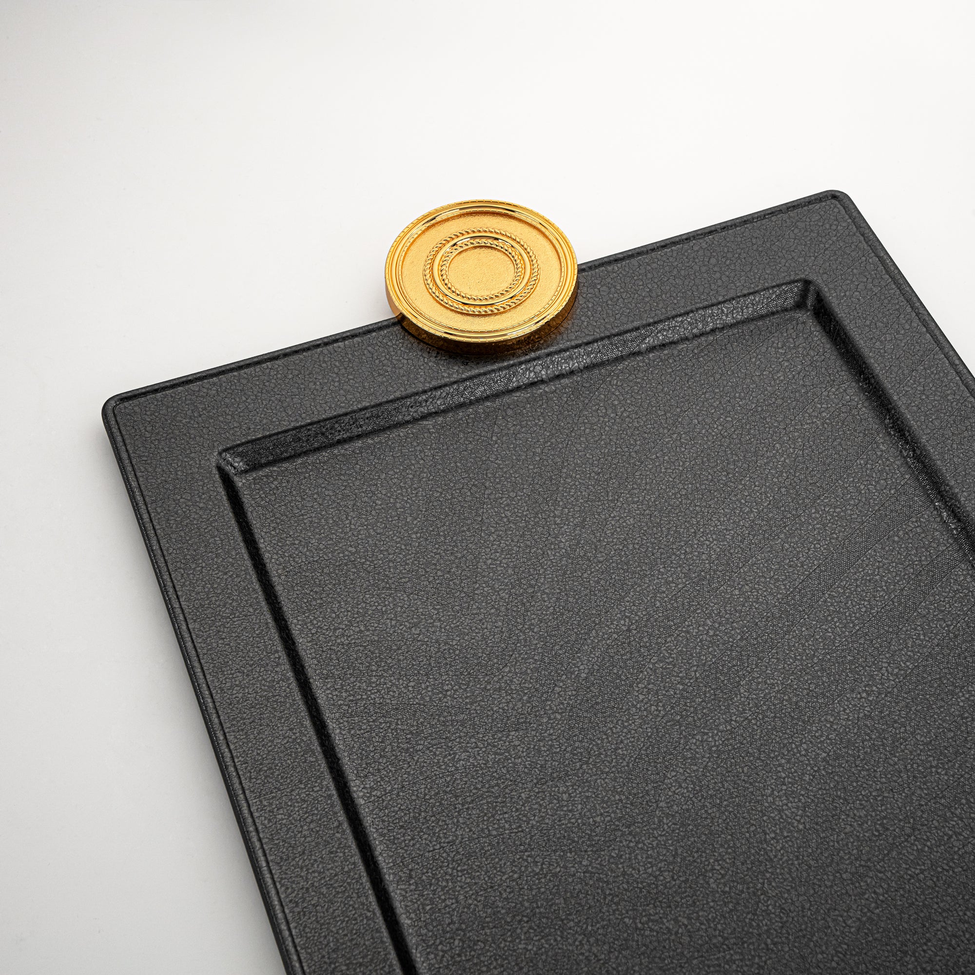 صينية تقديم المرجان 59 سم أسود وذهبي بتصميم متشقق